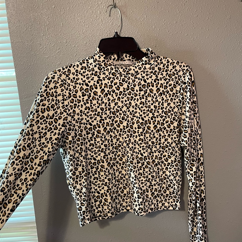 Super cute cheetah print long sleeve crop